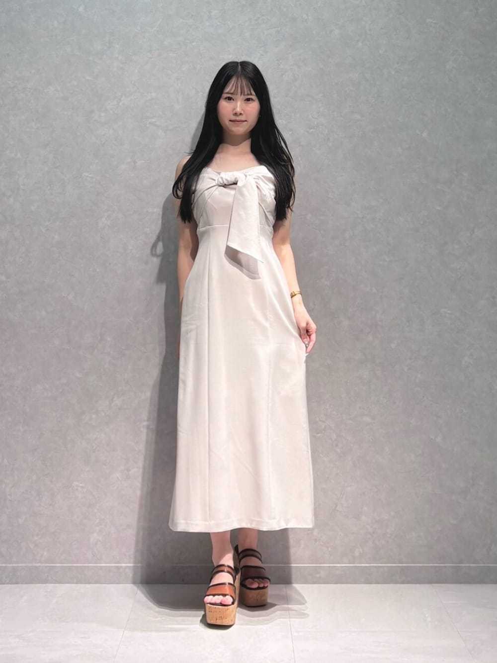 ブラウン系のサンダル、ピンク系のワンピースを着用したレディースの夏コーディネートの3枚目の写真