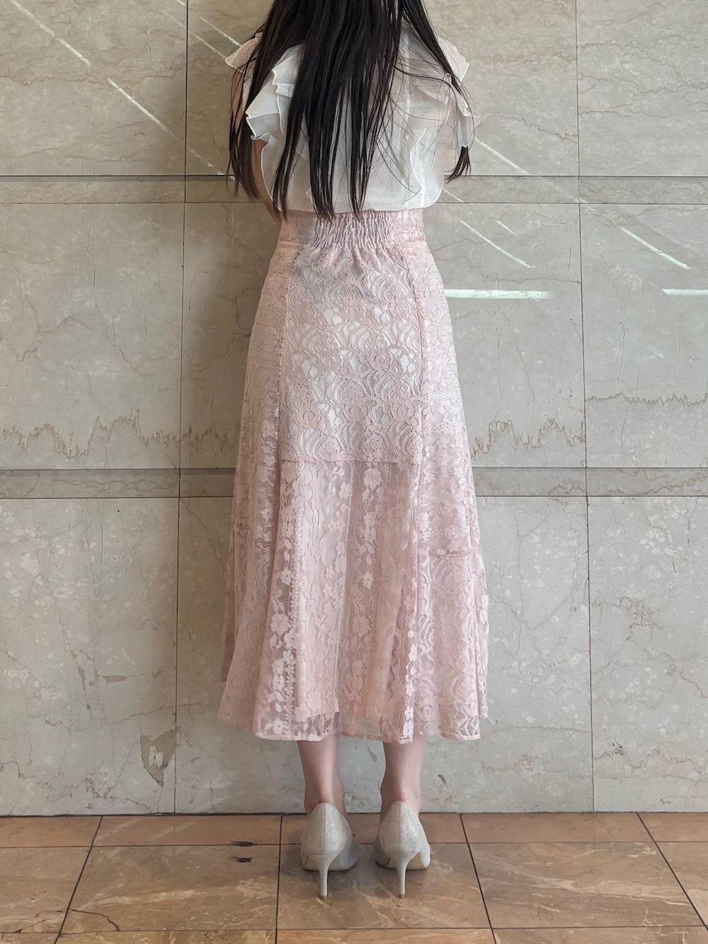 ピンク系のスカート、ベージュ系のパンプス、ホワイト系のシャツ/ブラウスを着用したレディースの夏コーディネートの5枚目の写真