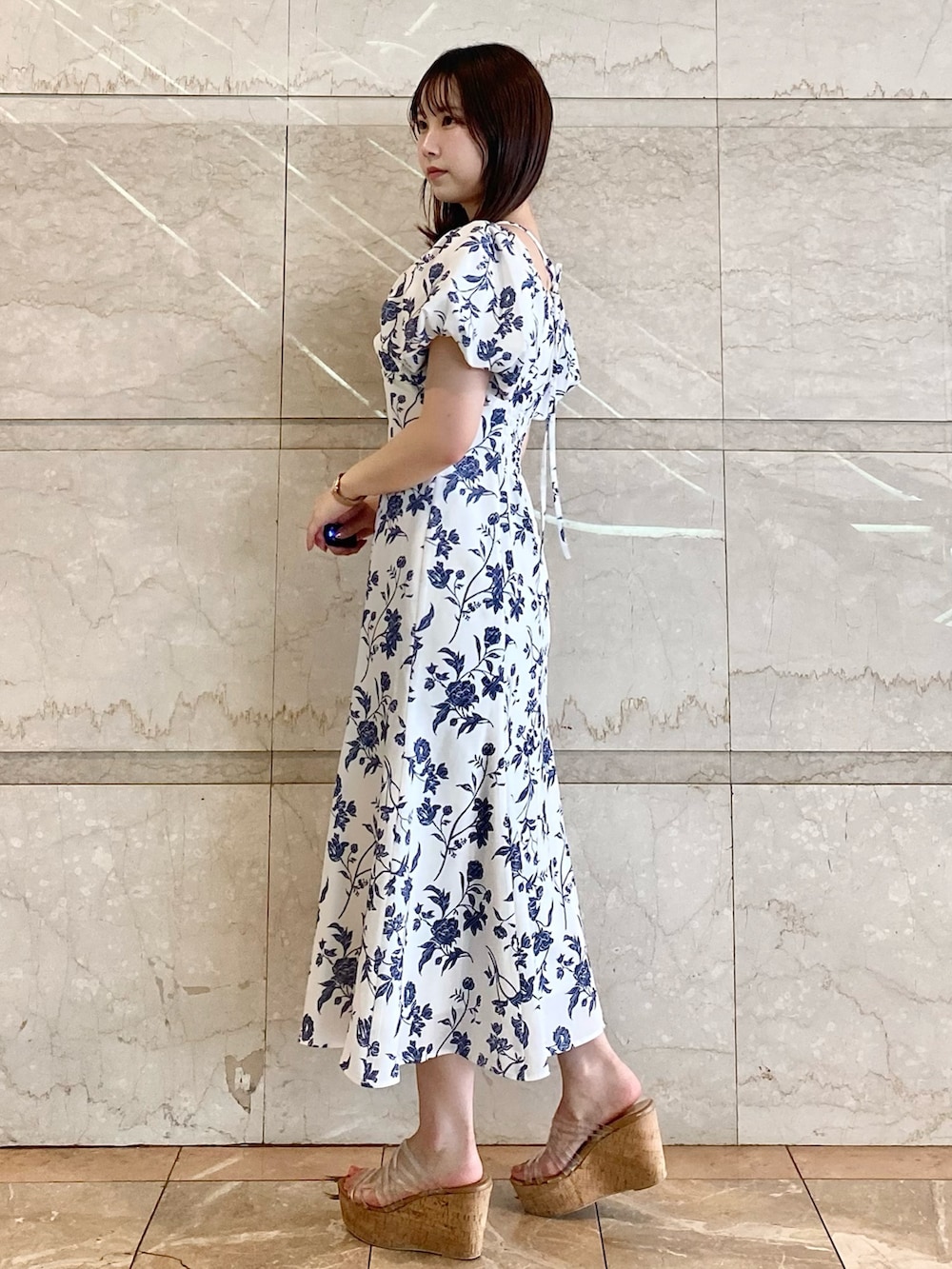 ホワイト系のワンピース、その他のサンダルを着用したレディースの夏コーディネートの5枚目の写真