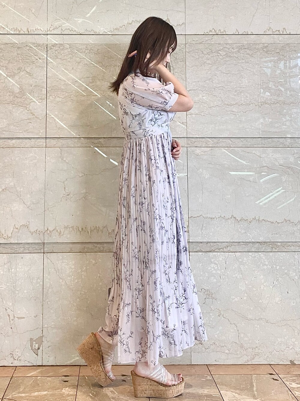 ピンク系のワンピース、その他のサンダルを着用したレディースの春コーディネートの5枚目の写真