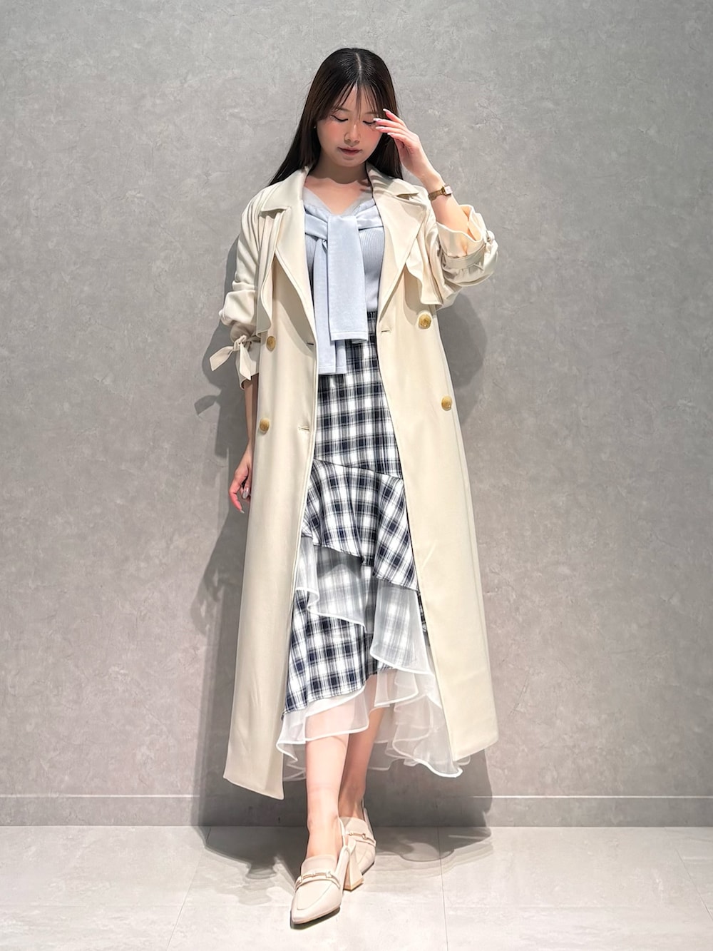 その他のスカート、ブルー系のニット/セーター、ホワイト系のパンプスを着用したレディースの春コーディネートの2枚目の写真