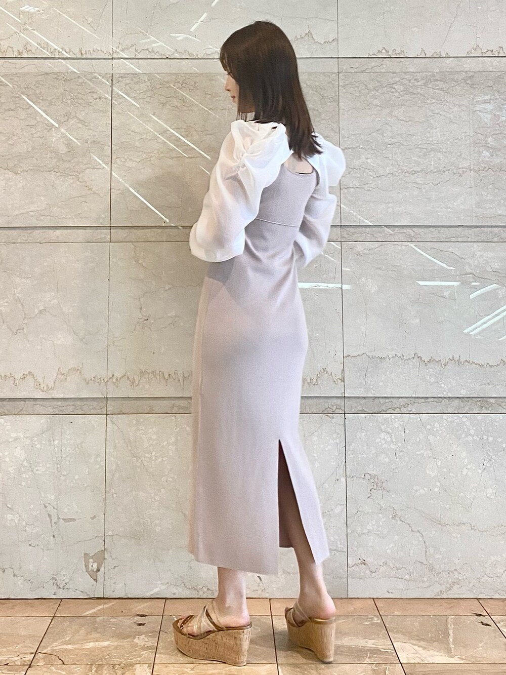 ベージュ系のワンピース、ブラウン系のサンダルを着用したレディースの春コーディネートの4枚目の写真