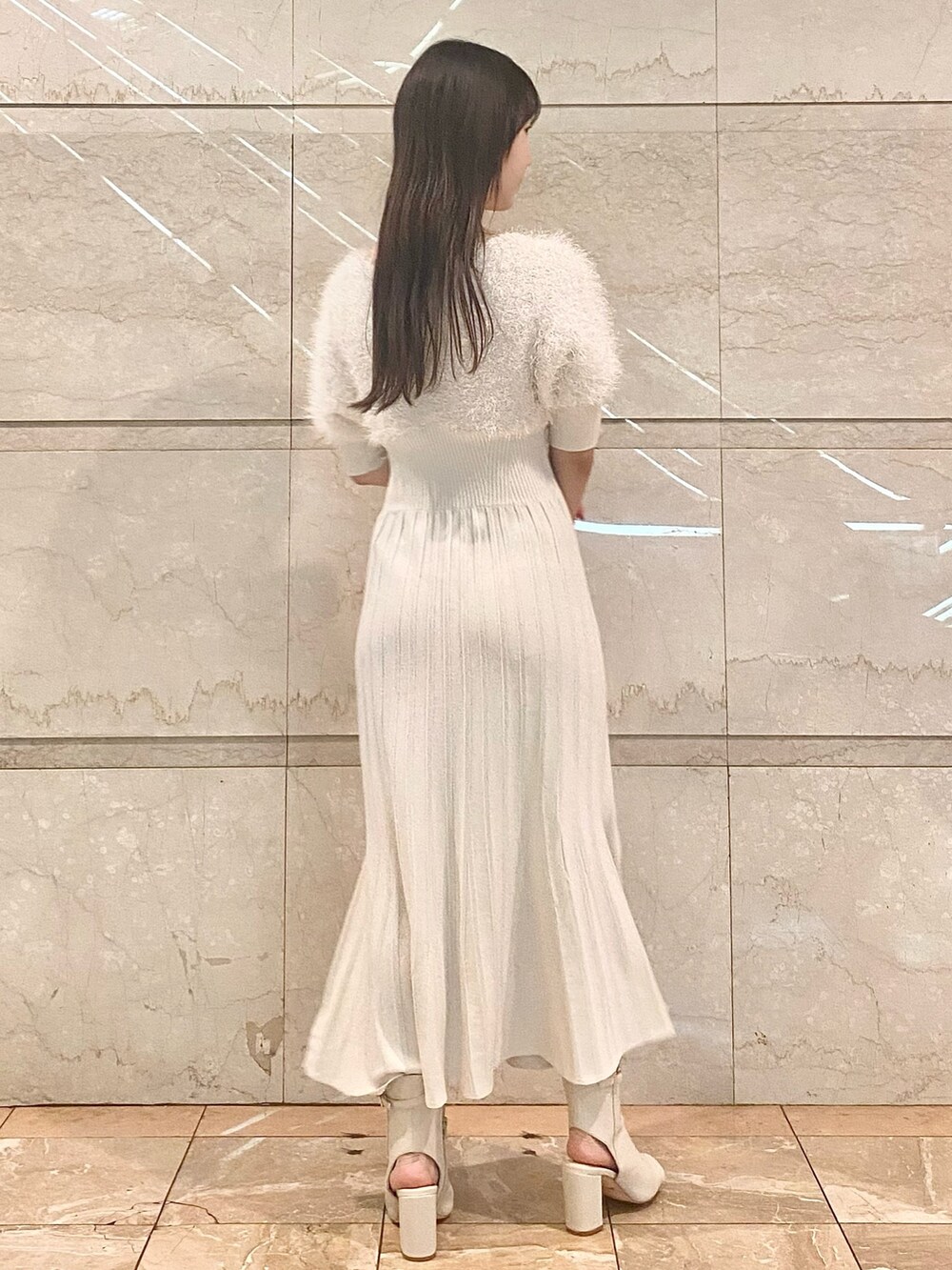 ホワイト系のワンピース、ホワイト系のブーツを着用したレディースの冬コーディネートの3枚目の写真