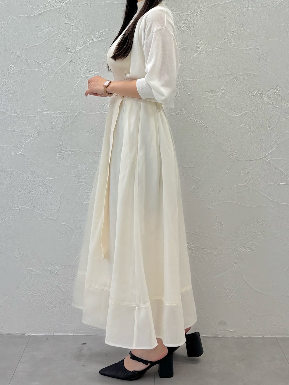 「MERCURYDUOのオーガンジーニットドッキングワンピース（ワンピース、ホワイト系）」を使った、NANAさん（レディース・155cm）の夏コーディネートの3枚目の写真