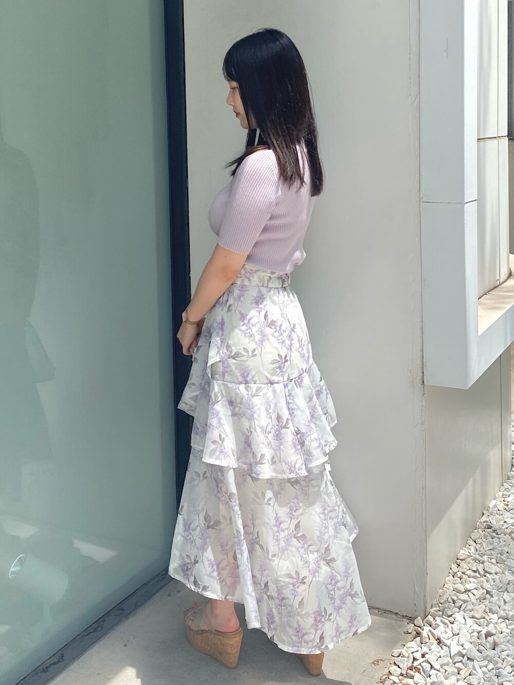 その他のサンダル、パープル系のスカート、パープル系のニット/セーターを着用したレディースの夏コーディネートの3枚目の写真