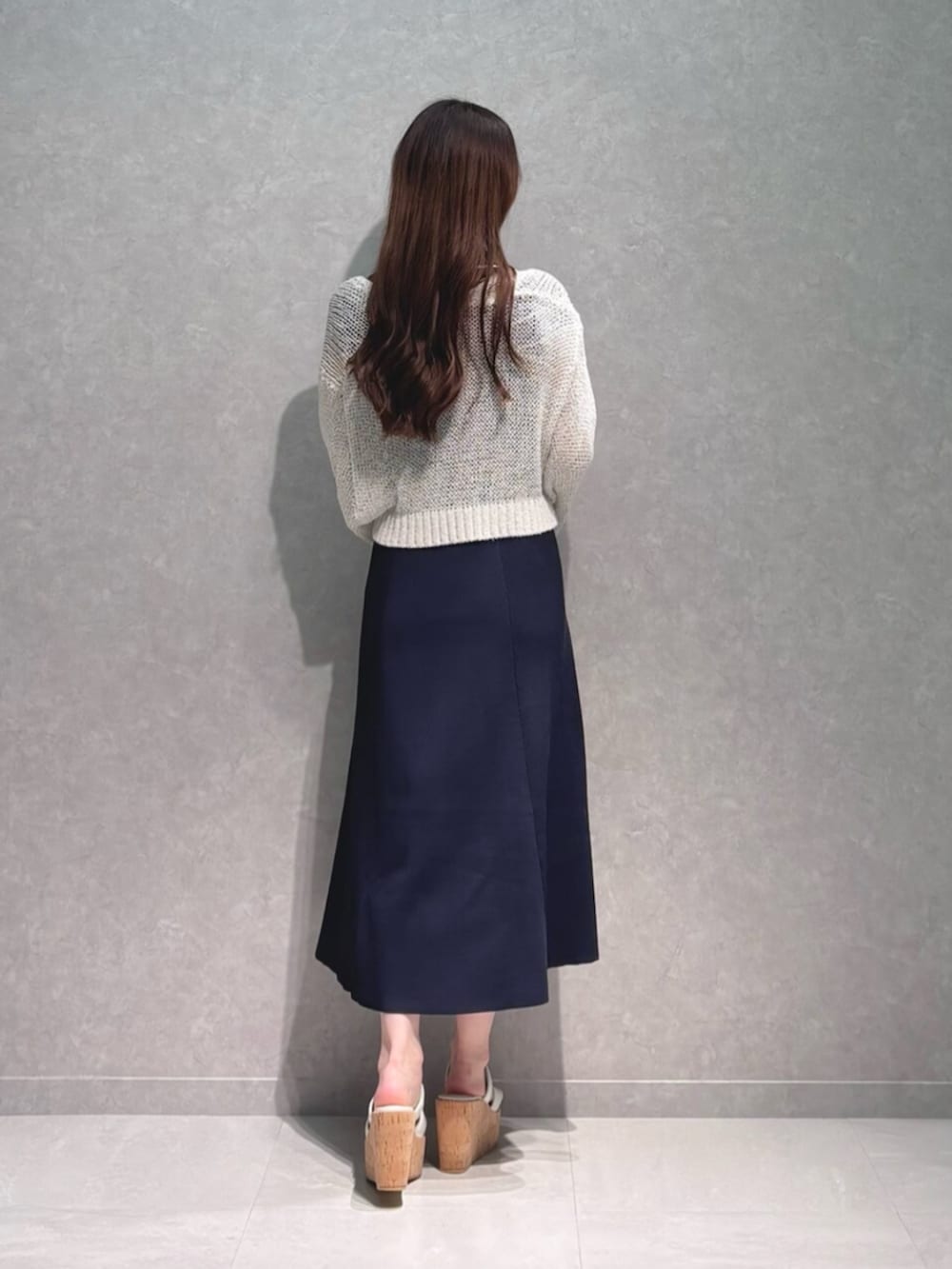 ホワイト系のサンダル、ホワイト系のカーディガン/ボレロ、ブルー系のワンピースを着用したレディースの夏コーディネートの4枚目の写真