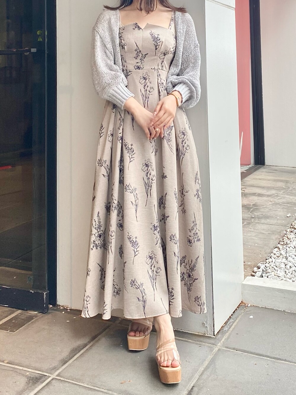 その他のワンピース、グレー系のサンダル、グレー系のカーディガン/ボレロを着用したレディースの春コーディネートの3枚目の写真