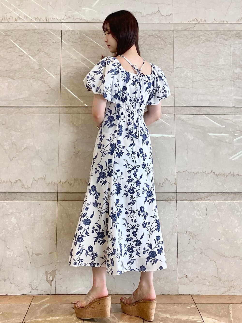 ホワイト系のワンピース、その他のサンダルを着用したレディースの夏コーディネートの6枚目の写真