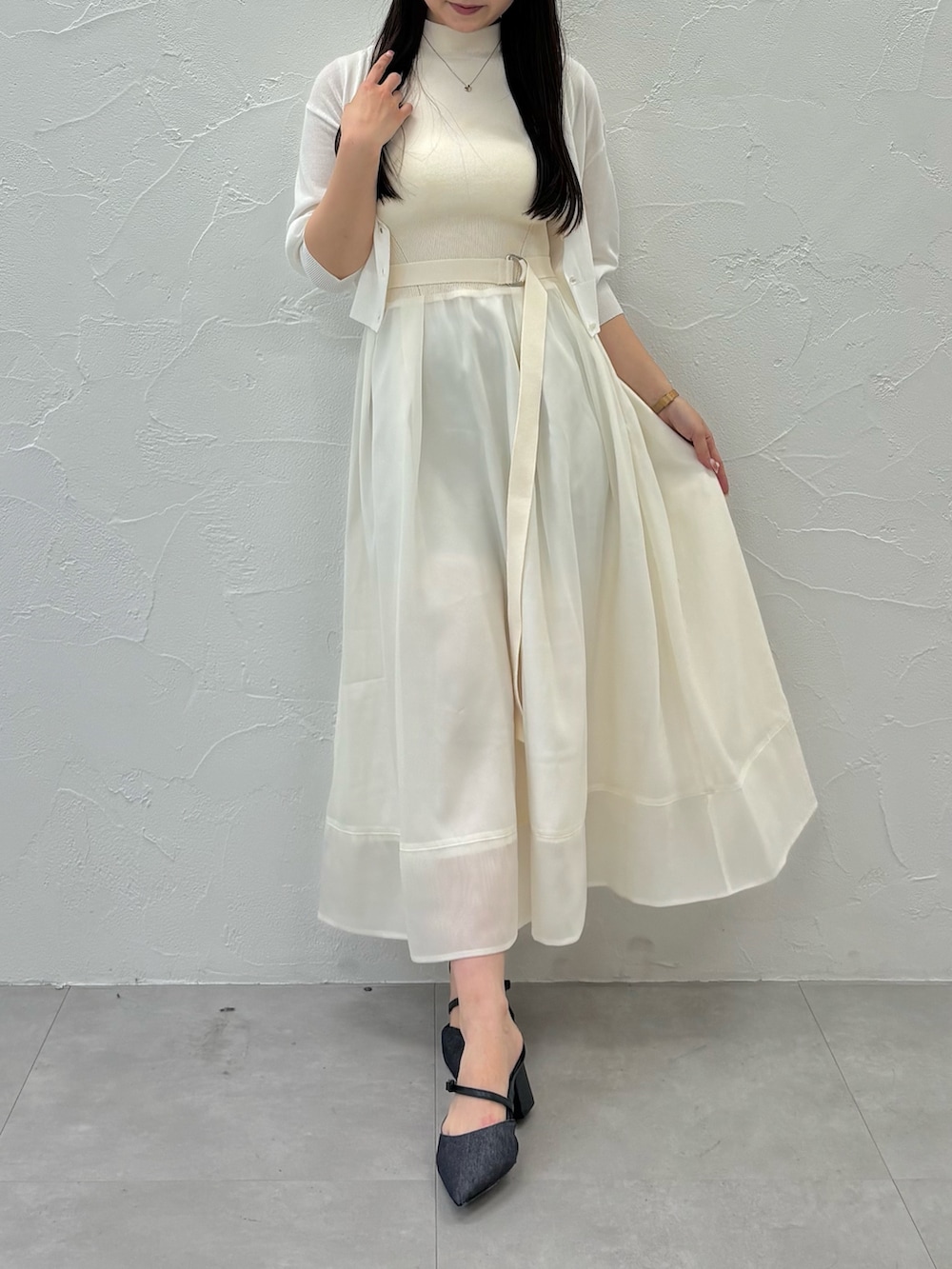 「MERCURYDUOのオーガンジーニットドッキングワンピース（ワンピース、ホワイト系）」を使った、NANAさん（レディース・155cm）の夏コーディネートの2枚目の写真