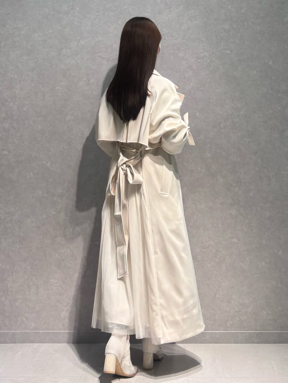 グリーン系のスカート、ホワイト系のブーツ、ブラウン系のニット/セーターを着用したレディースの春コーディネートの5枚目の写真