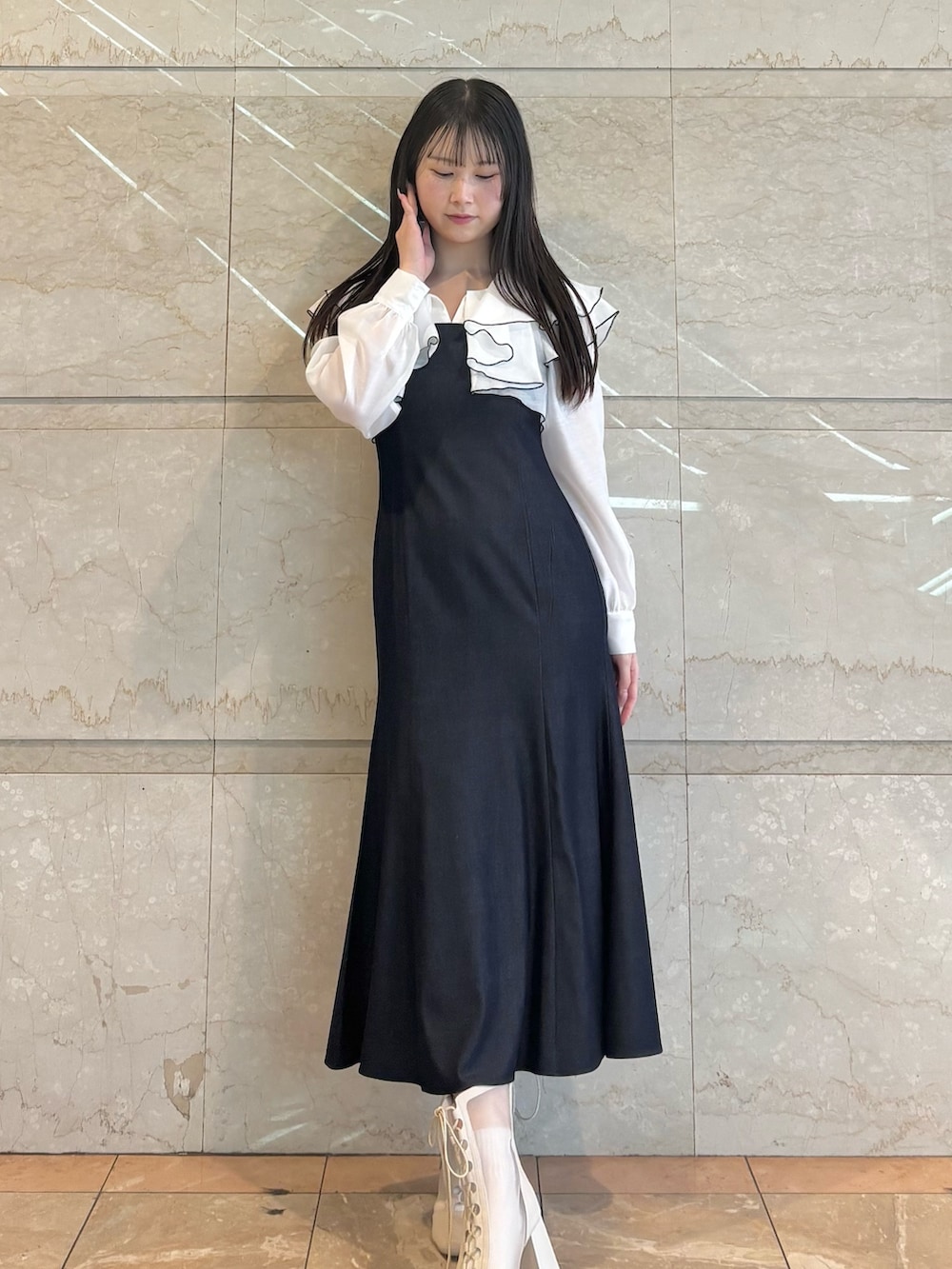 「MERCURYDUOのボリュームラッフル配色ドッキングワンピース（ワンピース、ブルー系）」を使った、NANAさん（レディース・155cm）の春コーディネートの7枚目の写真
