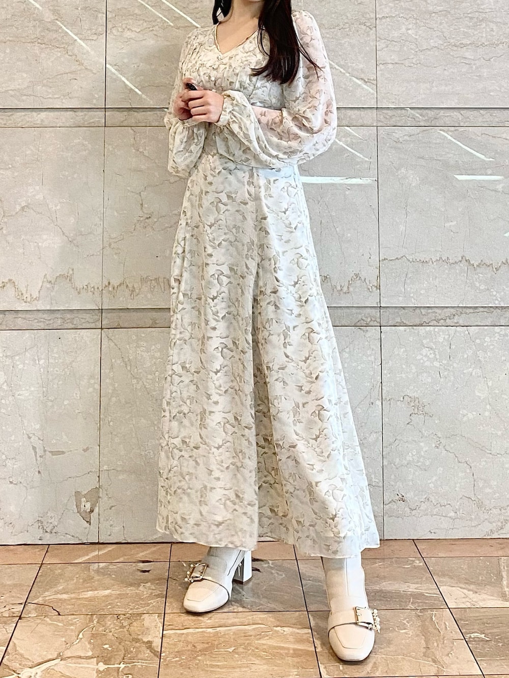 ホワイト系のワンピース、ホワイト系のブーツを着用したレディースの冬コーディネートの4枚目の写真