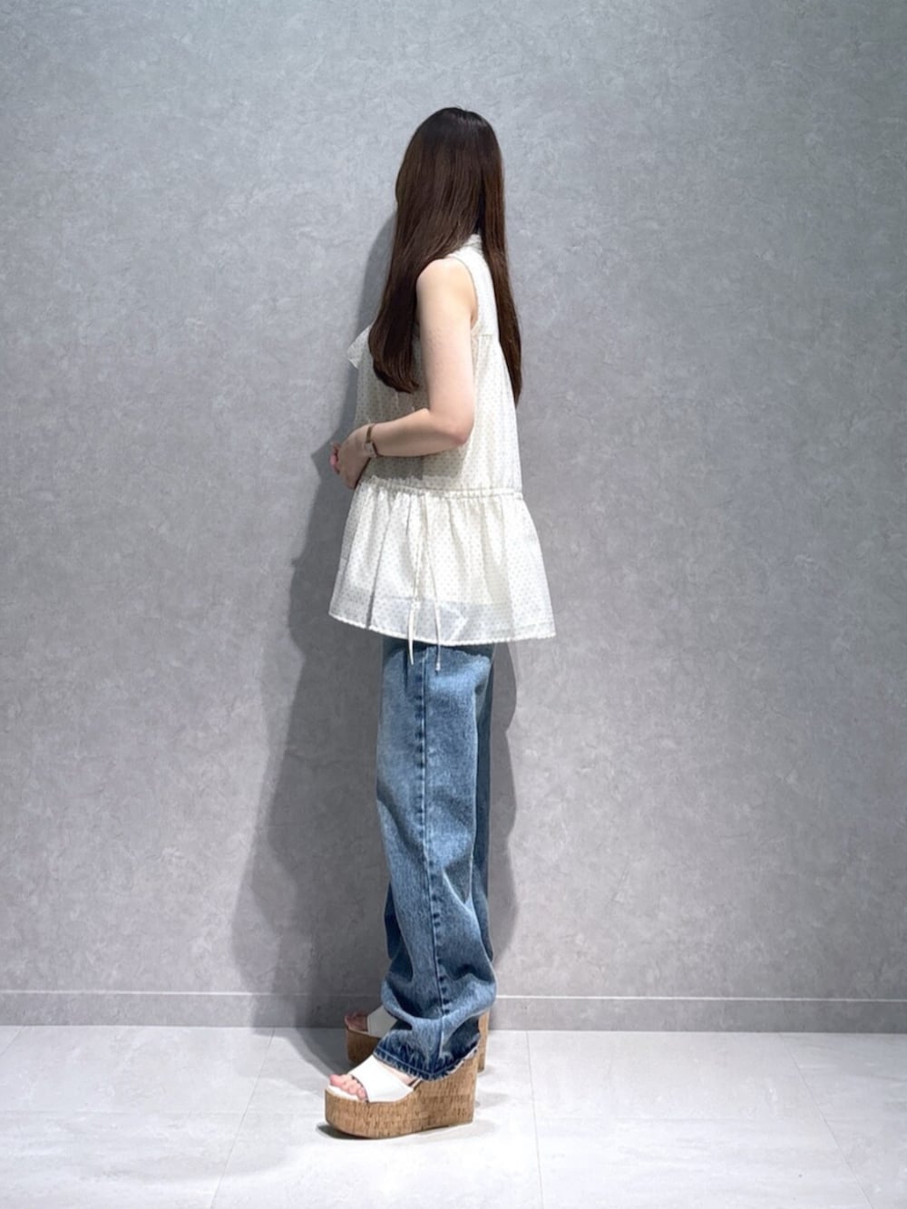 ホワイト系のサンダル、ブルー系のデニムパンツ、ホワイト系のシャツ/ブラウスを着用したレディースの夏コーディネートの4枚目の写真