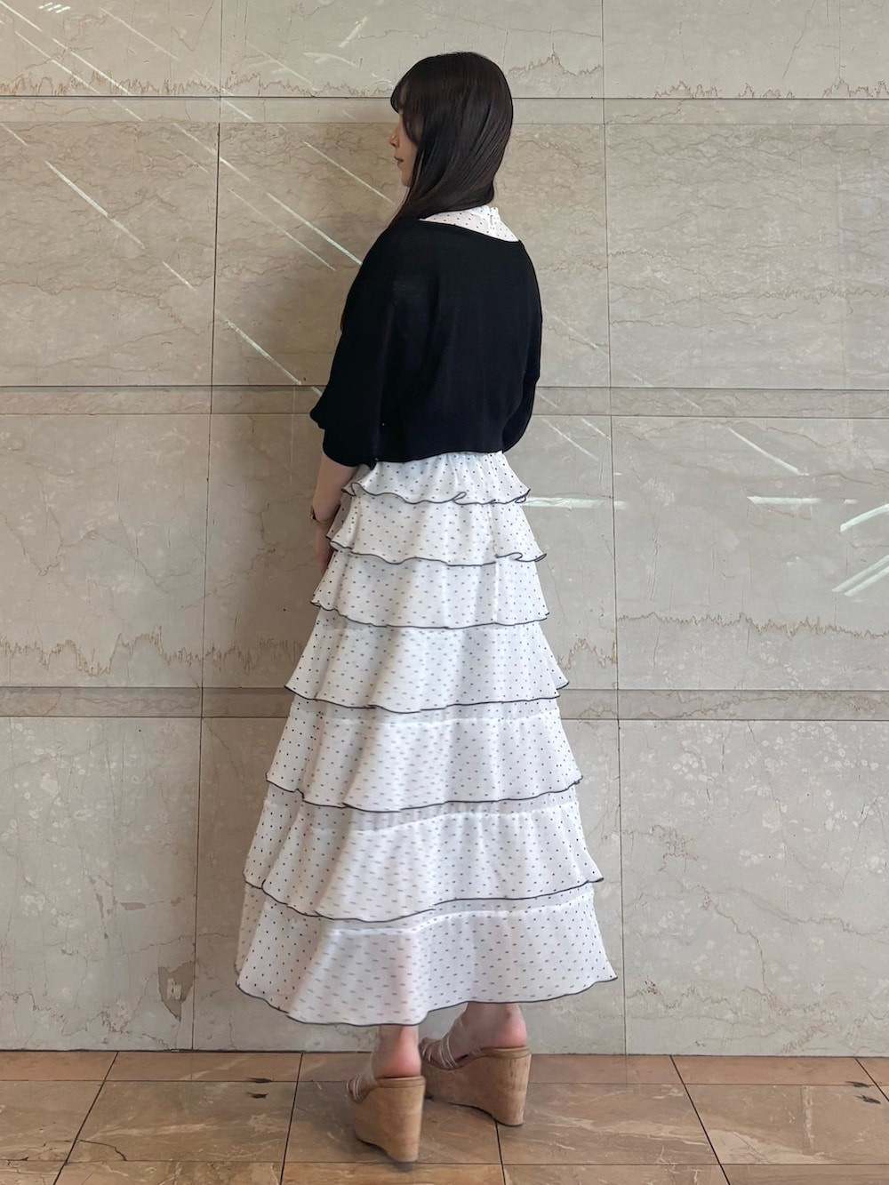 その他のワンピース、その他のサンダル、ブラック系のカーディガン/ボレロを着用したレディースの夏コーディネートの3枚目の写真