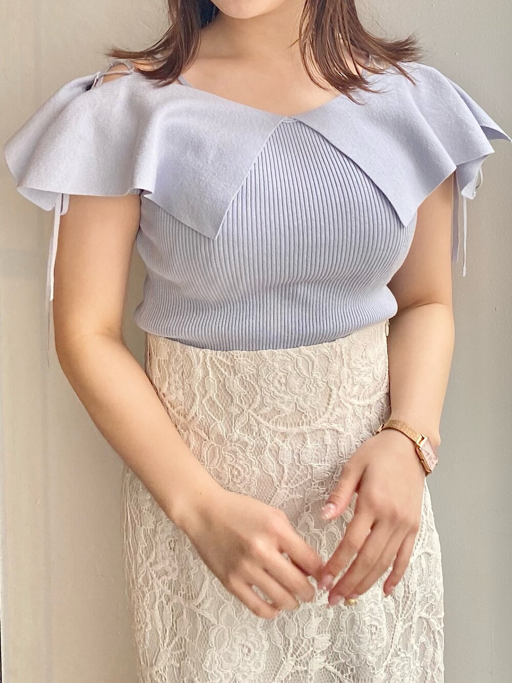 ホワイト系のスカート、グレー系のサンダル、ブルー系のニット/セーターを着用したレディースの春コーディネートの4枚目の写真