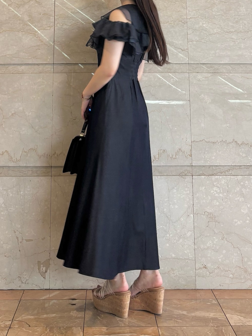 ブルー系のワンピース、その他のサンダル、ブラック系のハンドバッグを着用したレディースの夏コーディネートの3枚目の写真