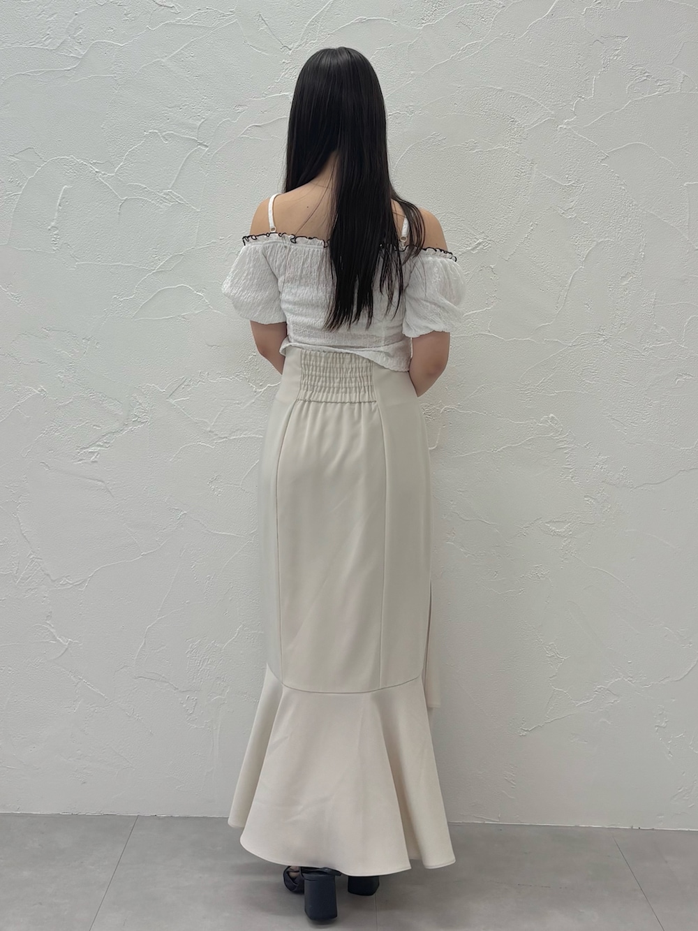 「MERCURYDUOのアシメマーメイドスカート（スカート、ホワイト系）」を使った、NANAさん（レディース・155cm）の夏コーディネートの3枚目の写真