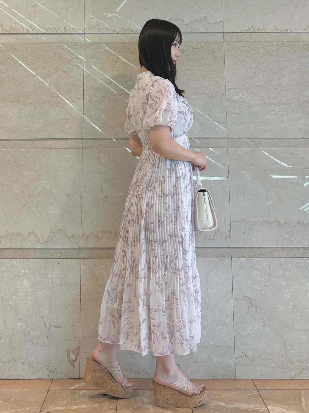 その他のサンダル、ホワイト系のショルダーバッグ、ピンク系のワンピースを着用したレディースの夏コーディネートの4枚目の写真
