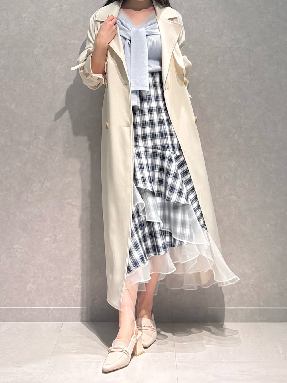 その他のスカート、ブルー系のニット/セーター、ホワイト系のパンプスを着用したレディースの春コーディネートの4枚目の写真