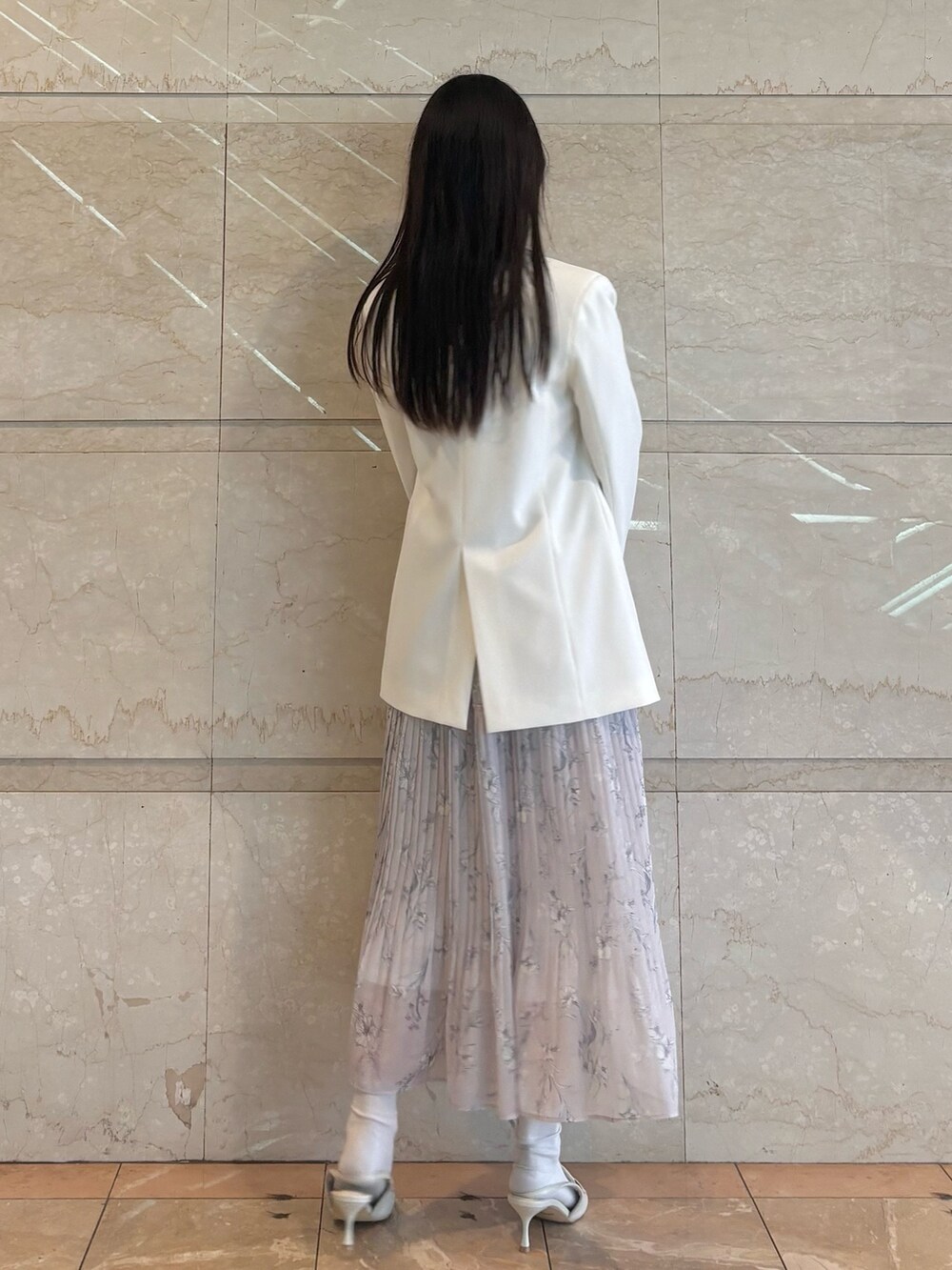 ホワイト系のパンプス、ピンク系のワンピース、ホワイト系のテーラードジャケットを着用したレディースの春コーディネートの7枚目の写真