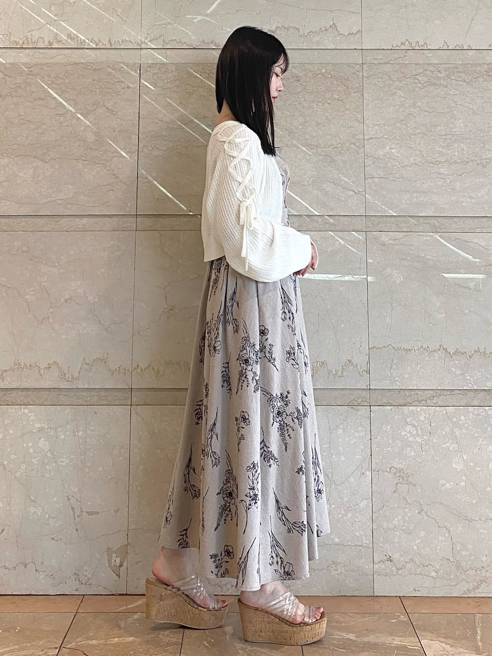 その他のワンピース、その他のサンダル、ホワイト系のカーディガン/ボレロを着用したレディースの夏コーディネートの4枚目の写真