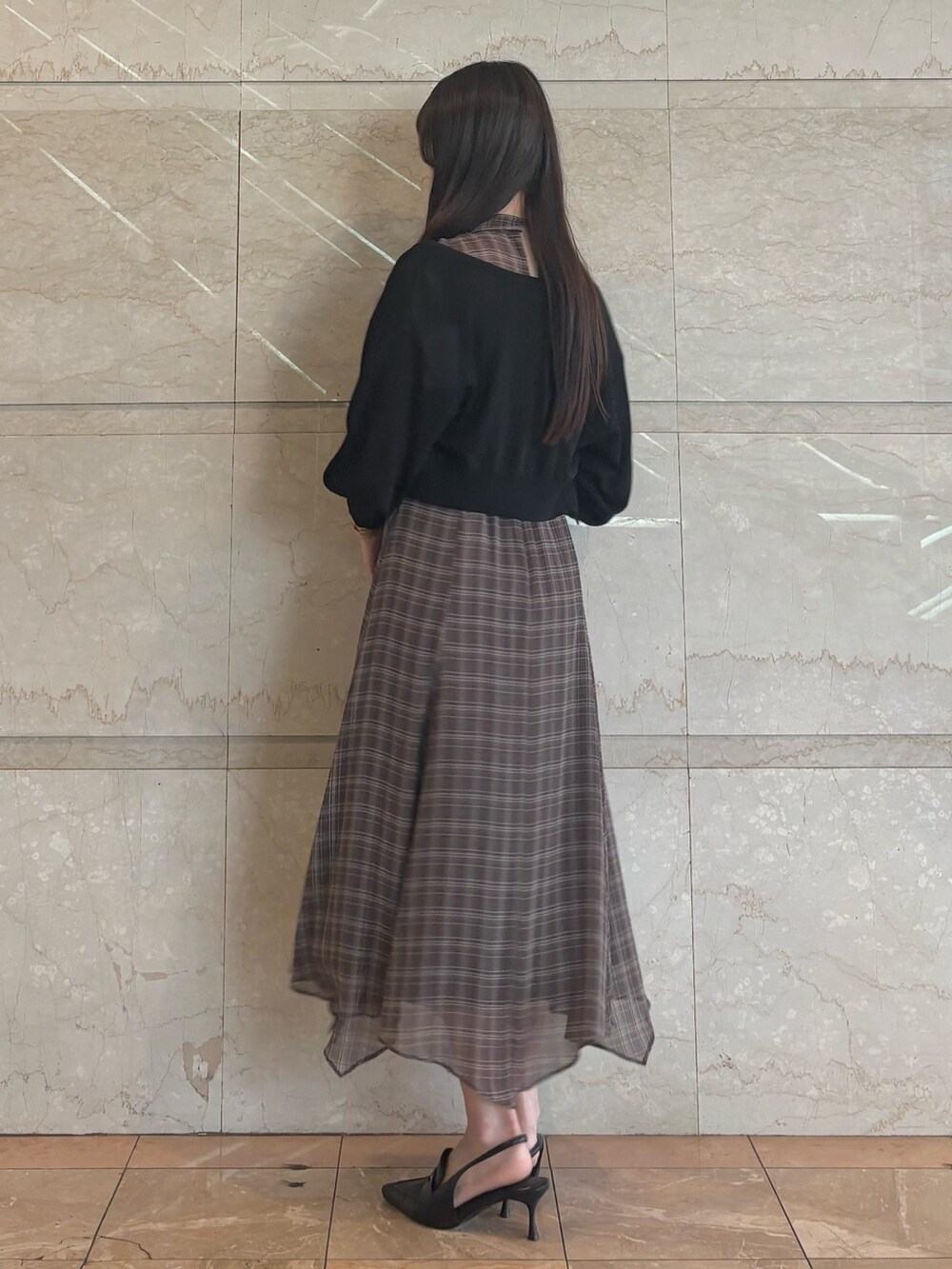 ブラウン系のワンピース、ブラック系のパンプス、ブラック系のカーディガン/ボレロを着用したレディースの夏コーディネートの3枚目の写真