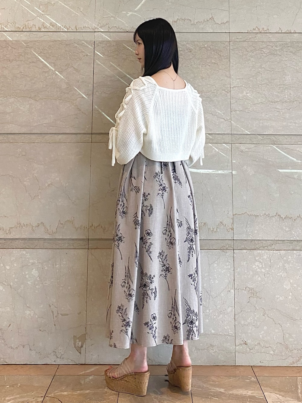 その他のワンピース、その他のサンダル、ホワイト系のカーディガン/ボレロを着用したレディースの夏コーディネートの3枚目の写真