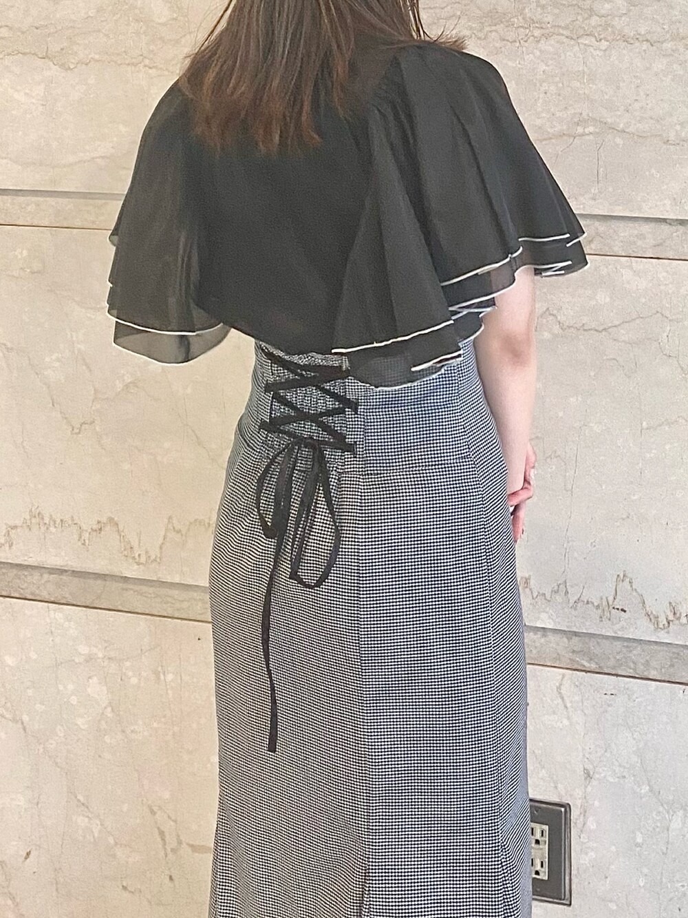 その他のスカート、その他のサンダル、ブラック系のシャツ/ブラウスを着用したレディースの春コーディネートの5枚目の写真