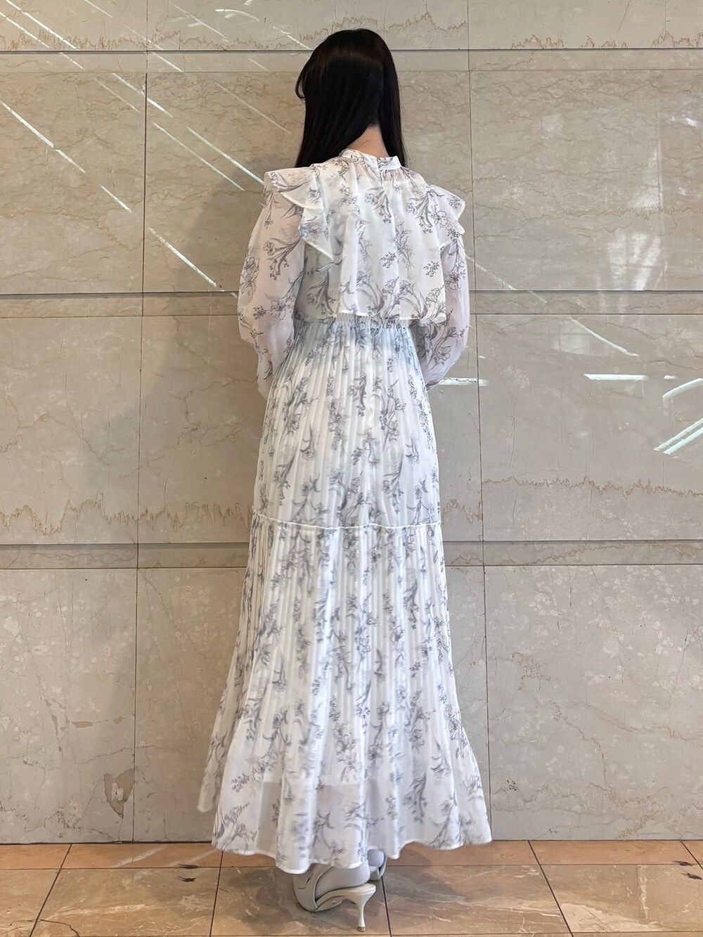 ホワイト系のワンピース、ホワイト系のパンプスを着用したレディースの冬コーディネートの3枚目の写真