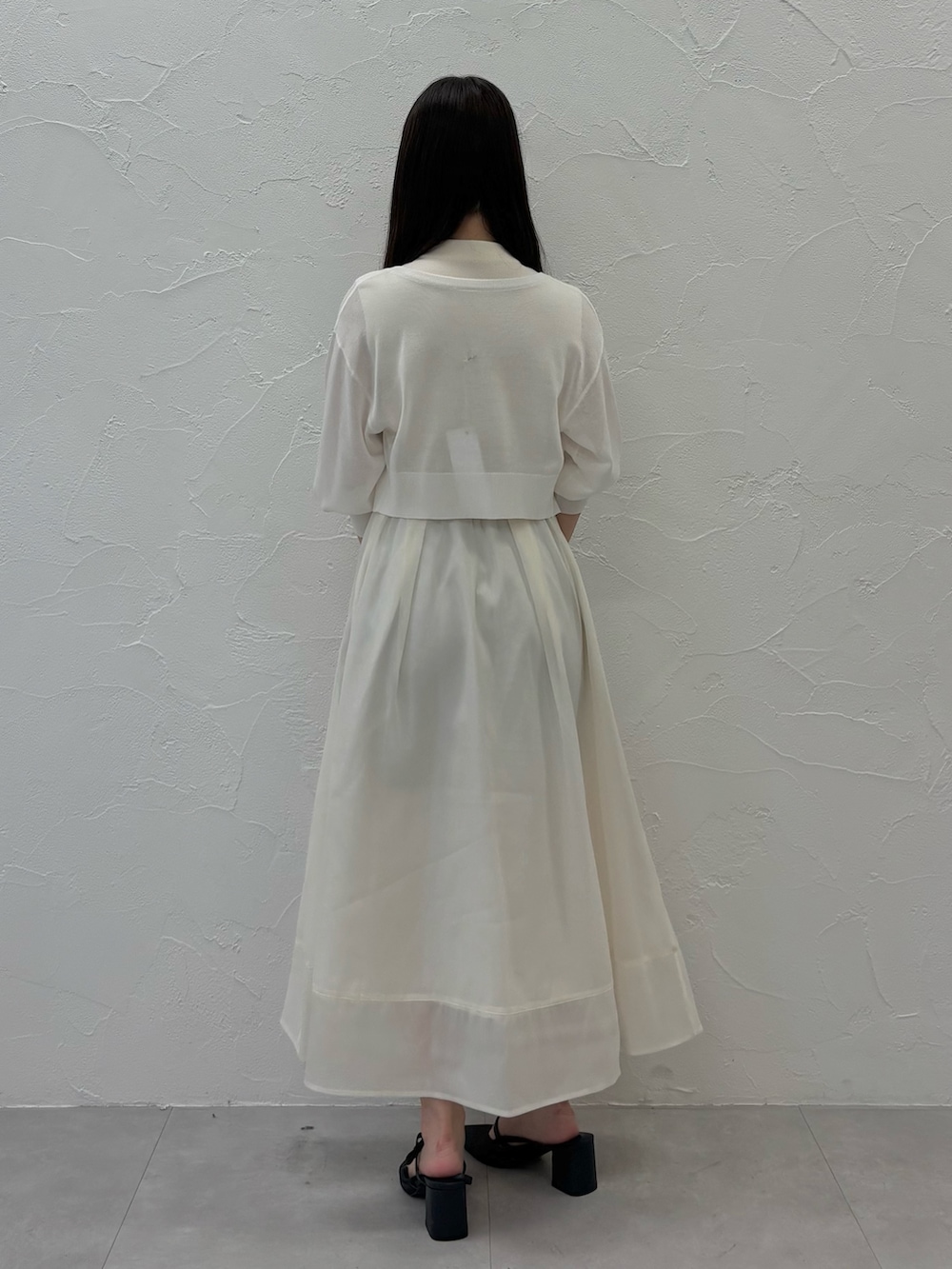 「MERCURYDUOのオーガンジーニットドッキングワンピース（ワンピース、ホワイト系）」を使った、NANAさん（レディース・155cm）の夏コーディネートの4枚目の写真