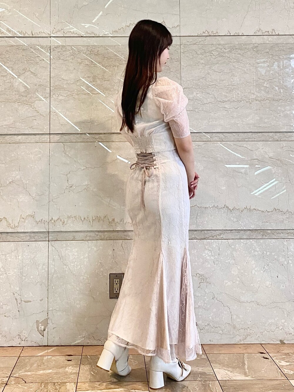 ベージュ系のスカート、ベージュ系のシャツ/ブラウス、ホワイト系のブーツを着用したレディースの冬コーディネートの4枚目の写真