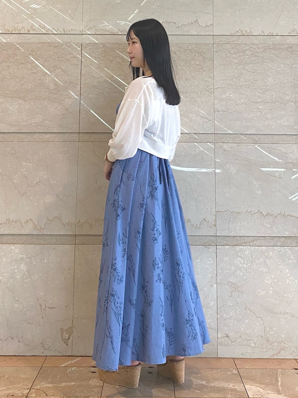 ブルー系のワンピース、その他のサンダル、ホワイト系のカーディガン/ボレロを着用したレディースの夏コーディネートの4枚目の写真