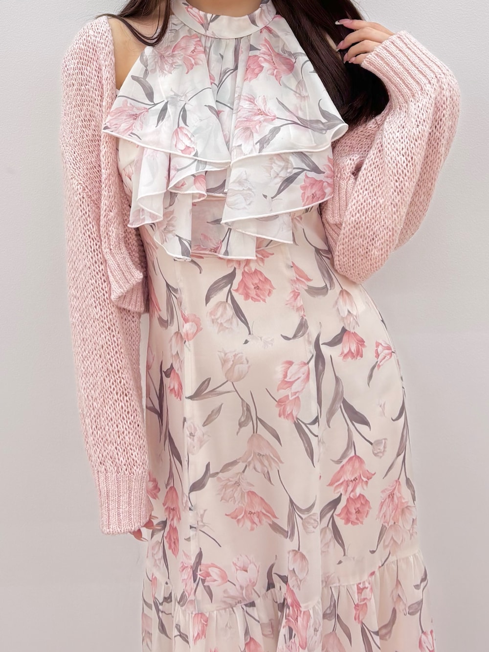 ピンク系のワンピース、ピンク系のカーディガン/ボレロ、ホワイト系のサンダルを着用したレディースの春コーディネートの6枚目の写真