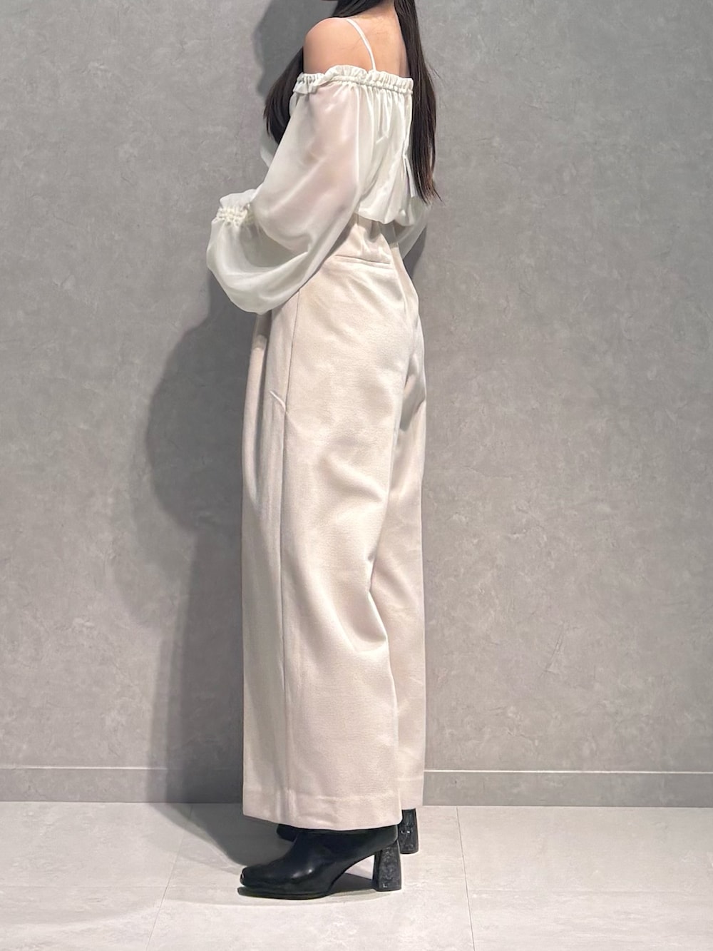 ホワイト系のワンピース、ブラック系のブーツを着用したレディースの秋コーディネートの4枚目の写真