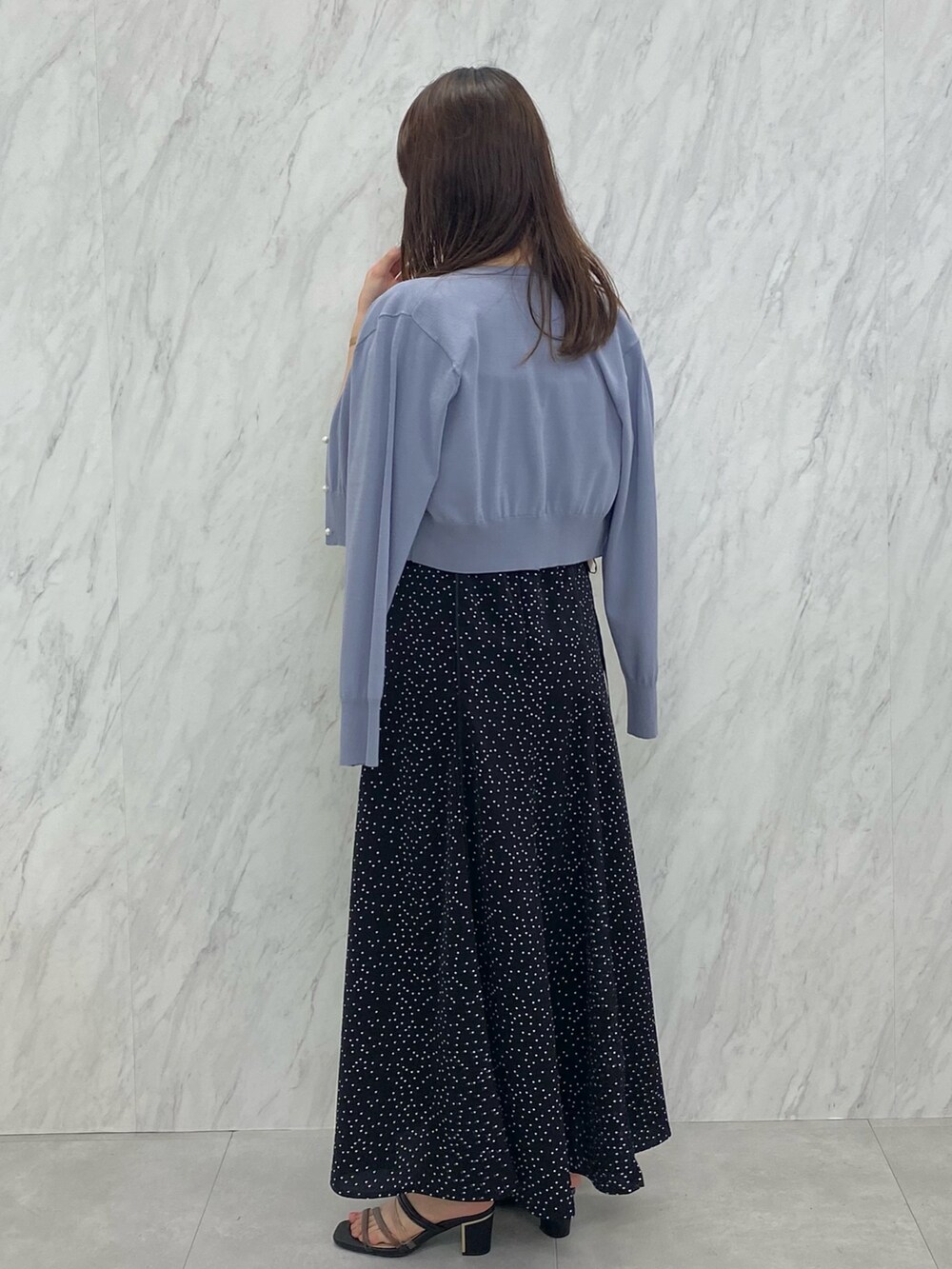ブラック系のワンピース、ブルー系のカーディガン/ボレロ、ブラック系のサンダルを着用したレディースの夏コーディネートの2枚目の写真
