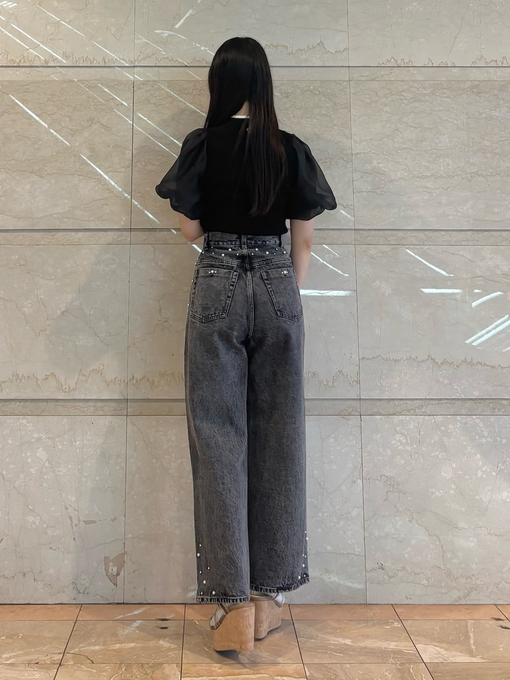 「MERCURYDUOのパールデニムパンツ（デニムパンツ、ブラック系）」を使った、NANAさん（レディース・155cm）の春コーディネートの8枚目の写真