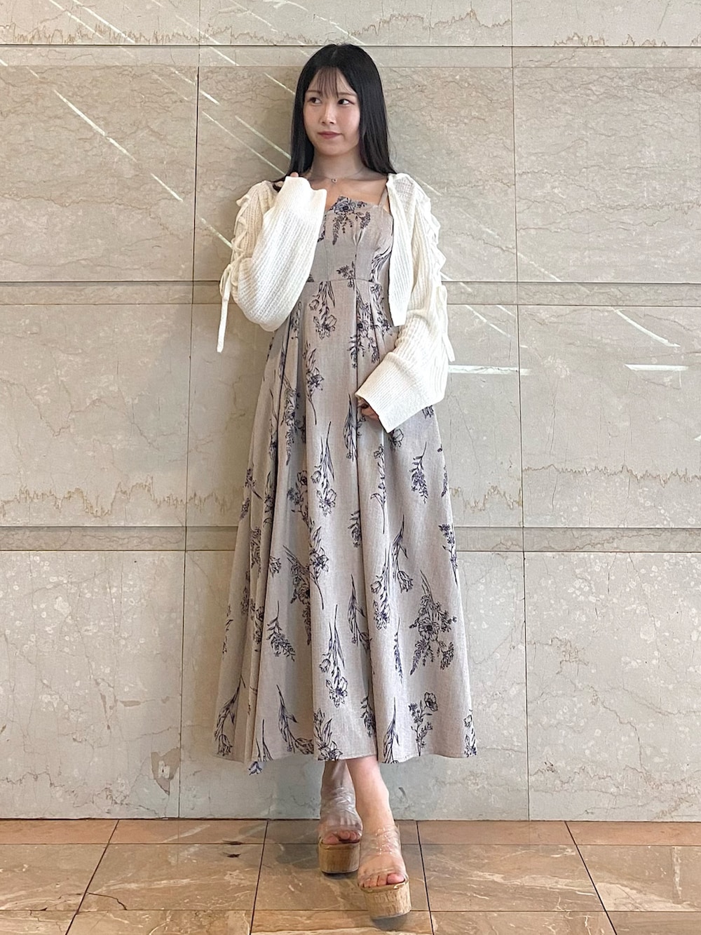 その他のワンピース、その他のサンダル、ホワイト系のカーディガン/ボレロを着用したレディースの夏コーディネートの2枚目の写真