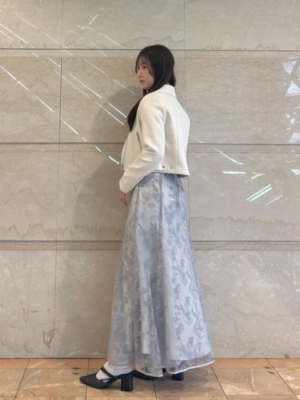 「春服コーデ、オトナカワイイ、ootd」｜「MERCURYDUOのラインフラワーバックレースアップ刺繍スカート（スカート、ブルー系）」を使った、NANAさん（レディース・155cm）の春コーディネートの2枚目の写真