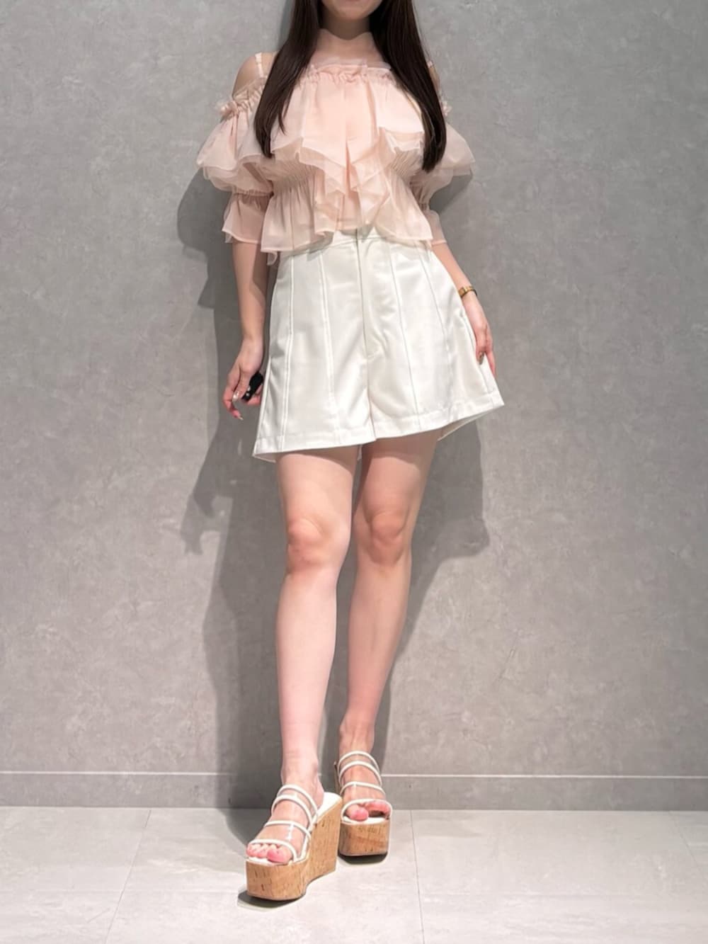 その他のサンダル、ホワイト系のその他パンツ、ピンク系のシャツ/ブラウスを着用したレディースの夏コーディネートの2枚目の写真