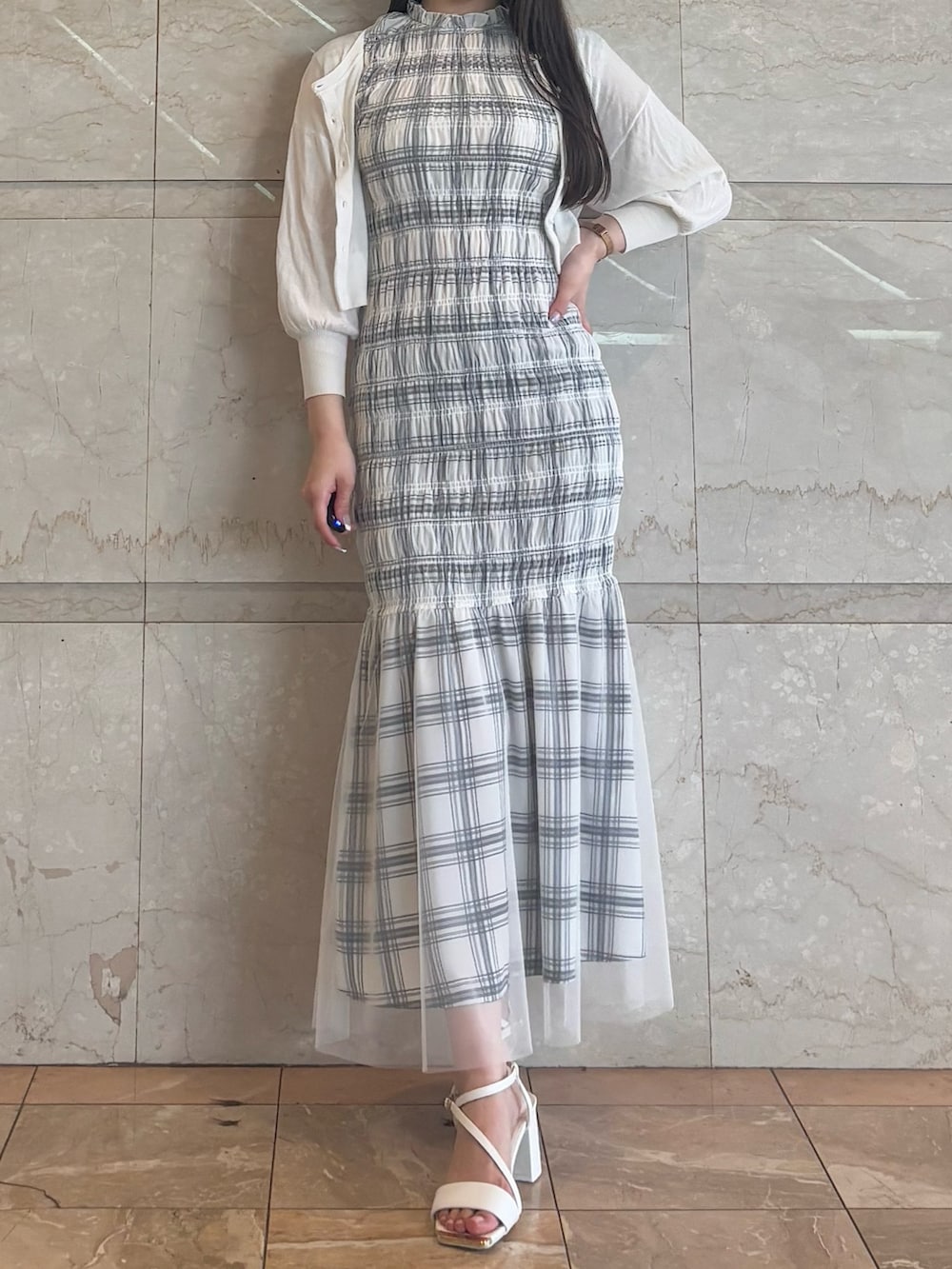 ホワイト系のサンダル、ホワイト系のカーディガン/ボレロ、ホワイト系のワンピースを着用したレディースの夏コーディネートの2枚目の写真