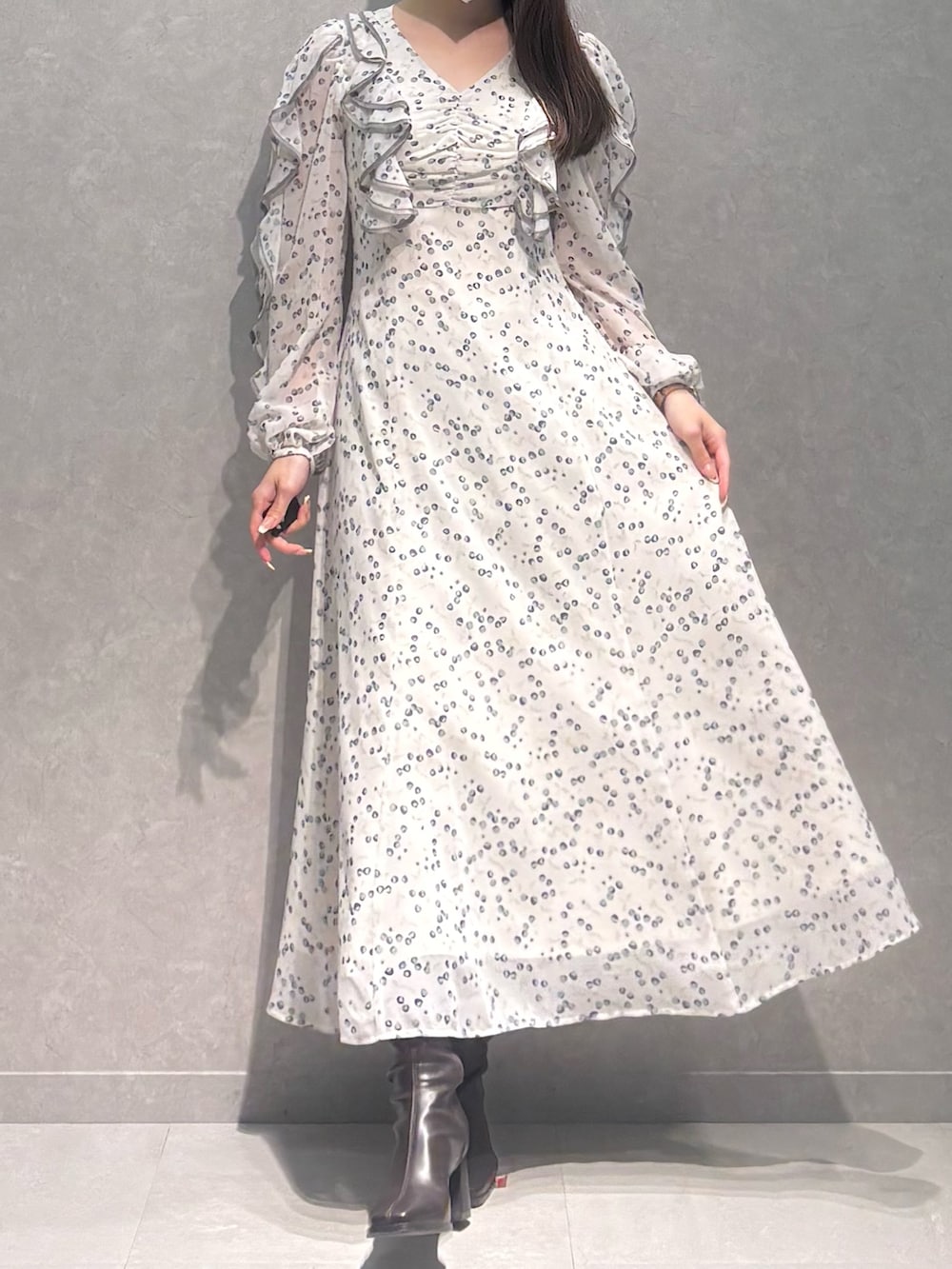 ホワイト系のワンピース、ピンク系のトレンチコート、ブラウン系のブーツを着用したレディースの春コーディネートの3枚目の写真