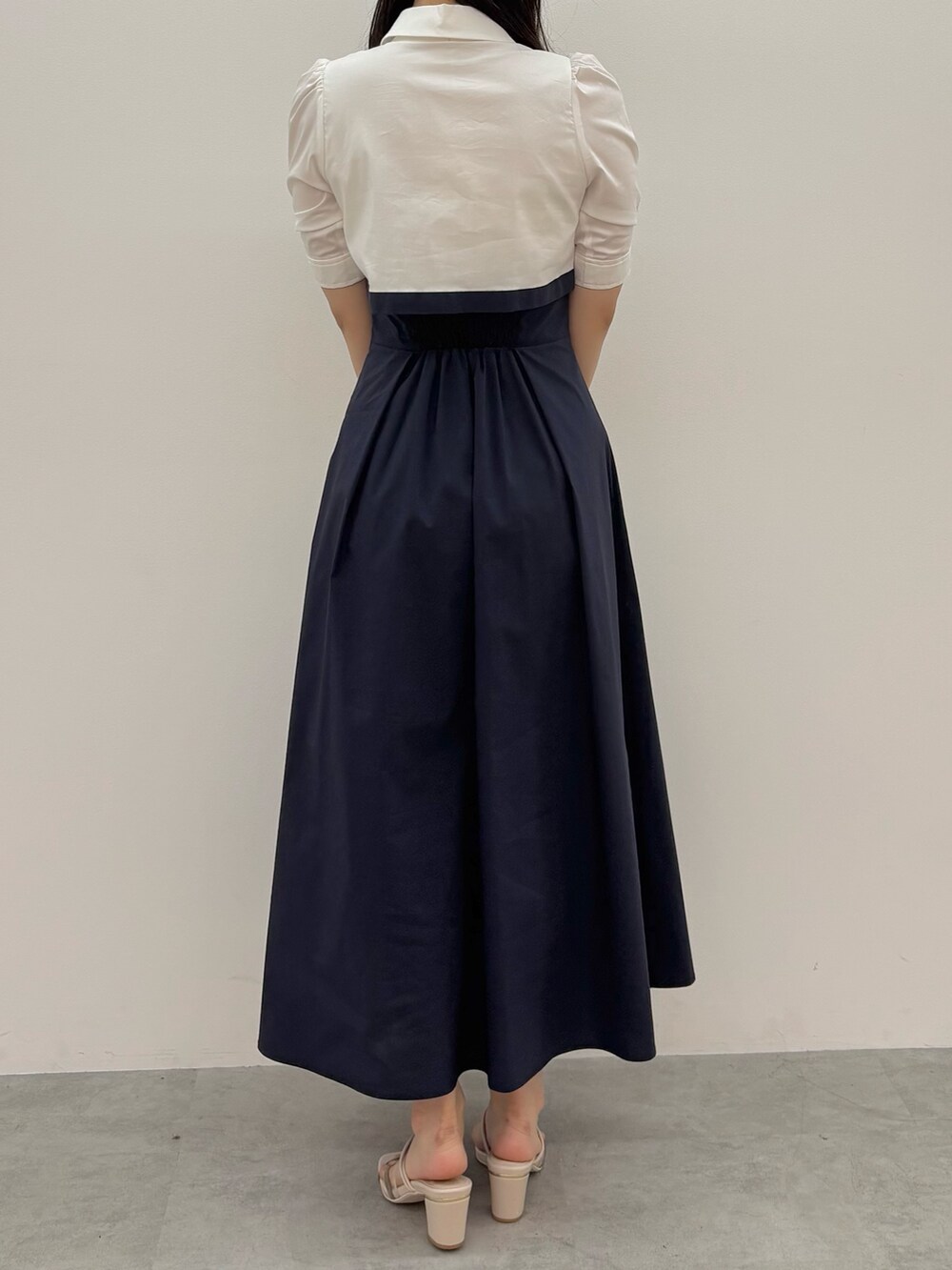 ブルー系のワンピース、ホワイト系のサンダルを着用したレディースの夏コーディネートの5枚目の写真