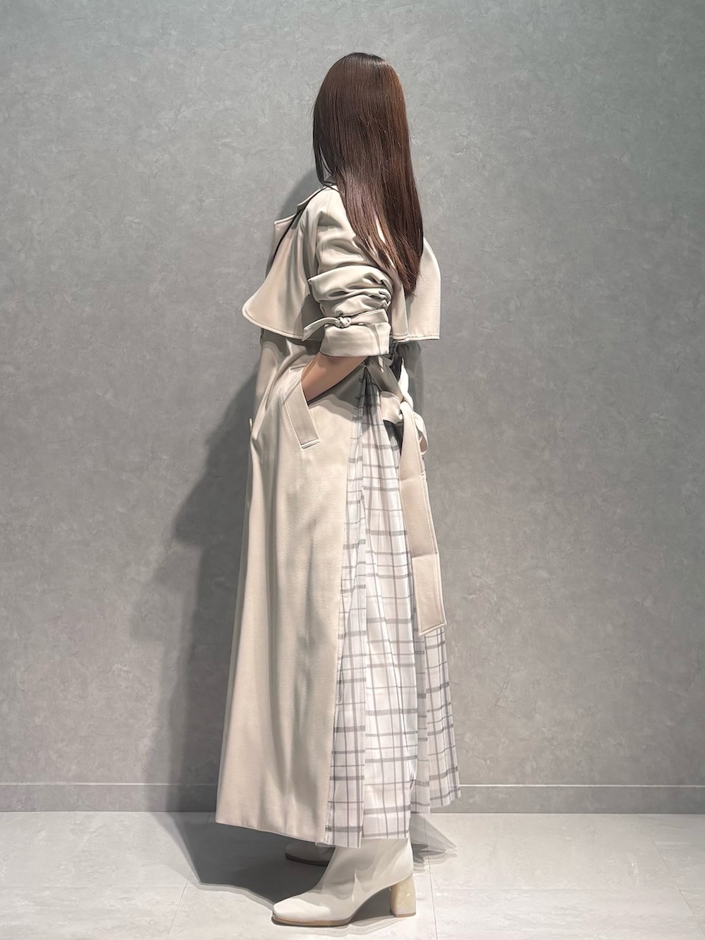 ベージュ系のその他パンツ、グレー系のニット/セーター、ベージュ系のトレンチコートを着用したレディースの冬コーディネートの4枚目の写真