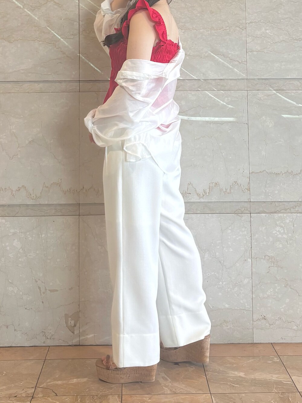 ホワイト系のその他パンツ、ベージュ系のサンダル、レッド系のシャツ/ブラウスを着用したレディースの夏コーディネートの3枚目の写真