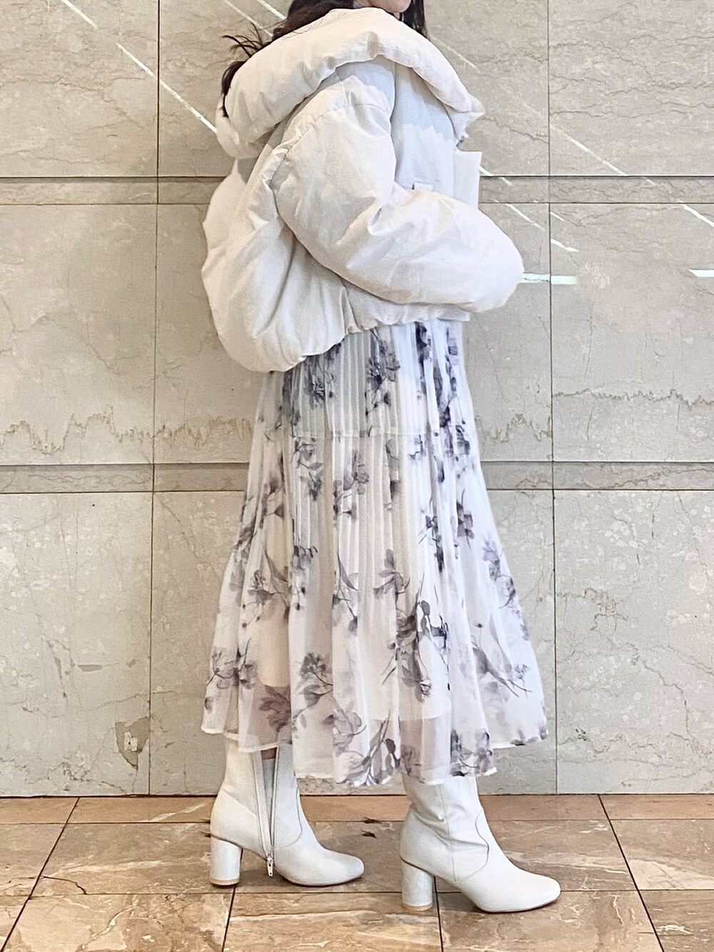 ピンク系のワンピース、ホワイト系のダウンジャケット/コート、ホワイト系のブーツを着用したレディースの冬コーディネートの5枚目の写真