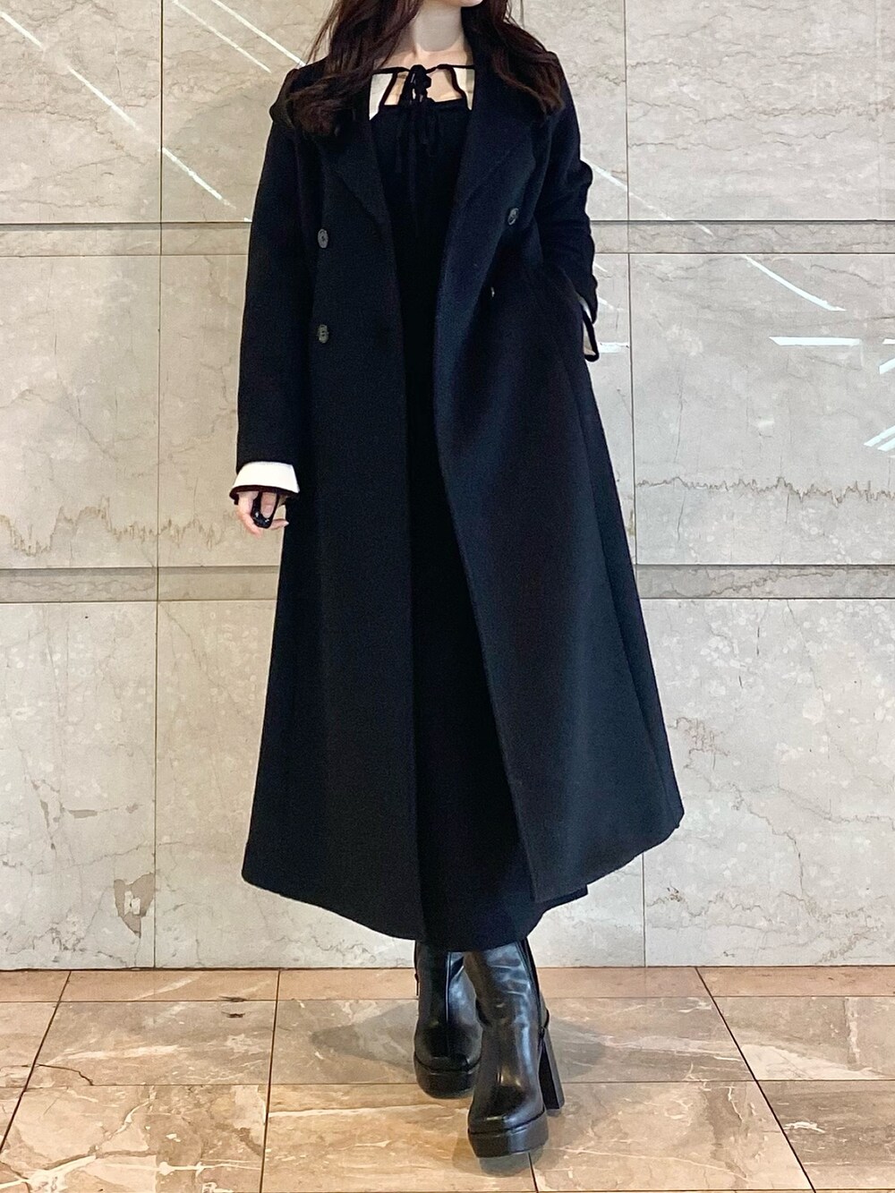 ブラック系のワンピース、ブラック系のその他アウター、ブラック系のブーツを着用したレディースの秋コーディネートの2枚目の写真