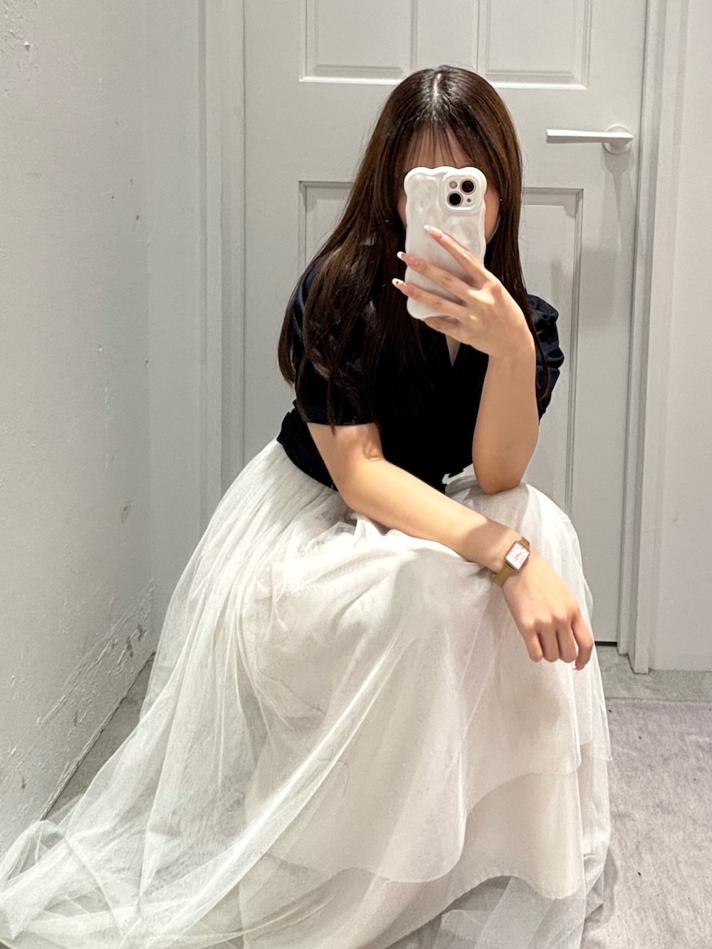 ブルー系のワンピース、ホワイト系のサンダルを着用したレディースの春コーディネートの5枚目の写真