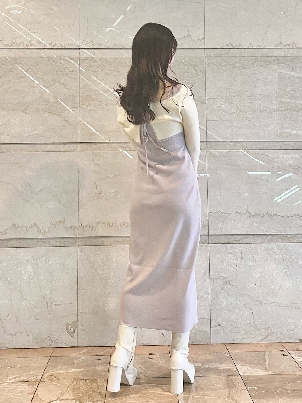 ピンク系のワンピース、ホワイト系のブーツを着用したレディースの冬コーディネートの3枚目の写真