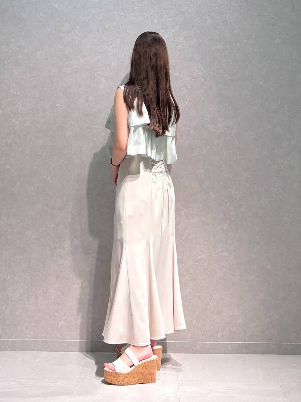 グリーン系のシャツ/ブラウス、ホワイト系のスカート、ホワイト系のサンダルを着用したレディースの夏コーディネートの4枚目の写真
