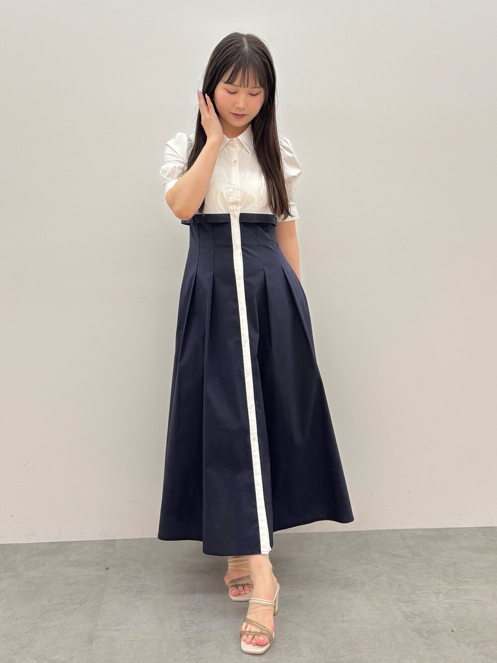 ブルー系のワンピース、ホワイト系のサンダルを着用したレディースの夏コーディネートの3枚目の写真